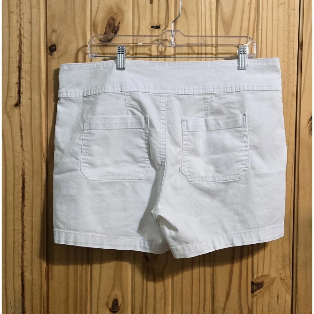 D Jeans Women's White Denim Shorts Size LG Mid Rise Pockets Button Detail Casual
